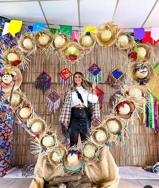 decoracao-de-festa-junina-para-escolas-cenario-chapeu-de-palha-01